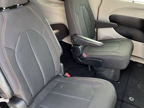 Certified 2019 Chrysler Pacifica Touring-L image 13