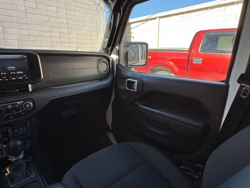 Used 2025 Jeep Wrangler Rubicon image 34