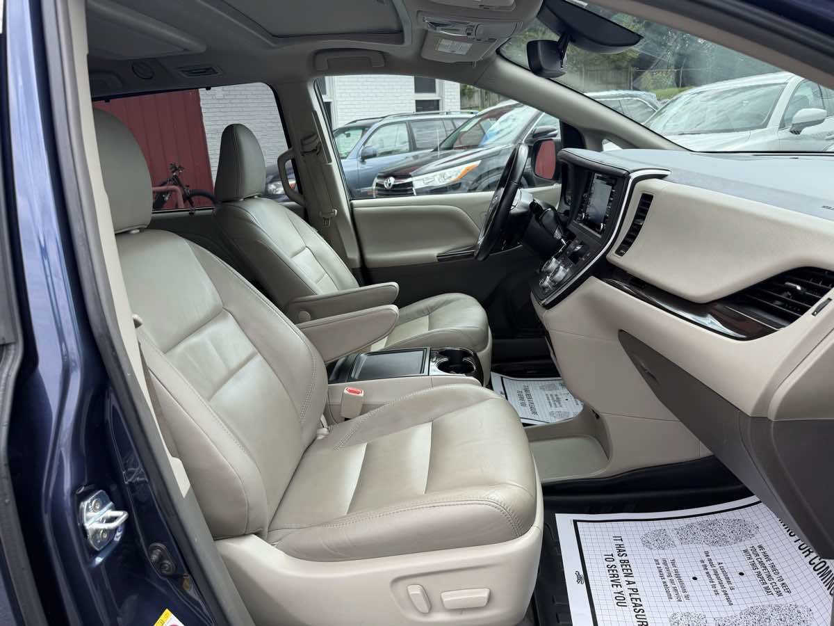 Used 2018 Toyota Sienna XLE Premium FWD image 10
