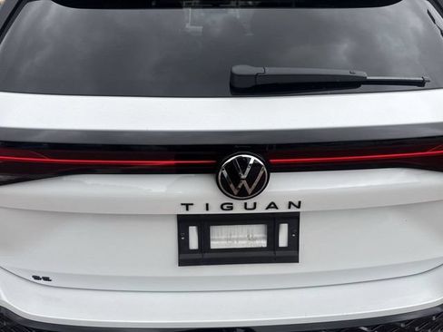 Used 2026 Volkswagen Tiguan SE R-Line FWD image 9