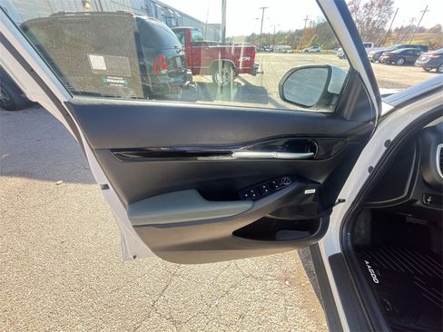 Used 2024 Kia Seltos SX w/ SX Sunroof Package image 13