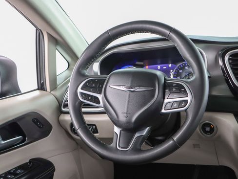 Used 2023 Chrysler Pacifica Touring-L FWD image 12