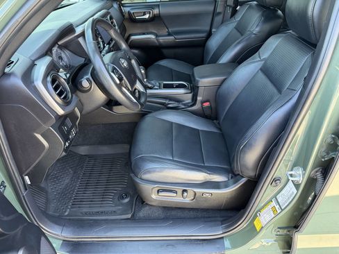 Used 2021 Toyota Tacoma TRD Sport w/ TRD Premium Sport Package AWD/4WD image 17