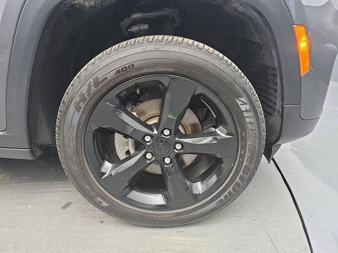 Used 2023 Jeep Grand Cherokee Altitude image 9