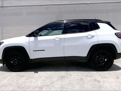 Used 2022 Jeep Compass Latitude FWD image 3