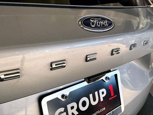 Used 2022 Ford Escape SE w/ SE Sport Appearance Package image 9