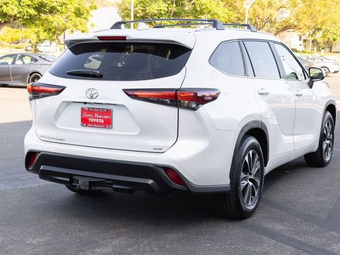 Certified 2025 Toyota Highlander XLE FWD image 5