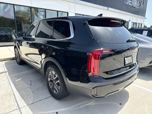 Used 2023 Kia Telluride LX FWD image 3