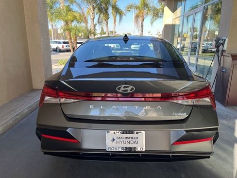 New 2025 Hyundai Elantra Limited image 29