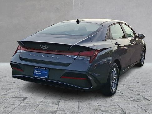 Certified 2024 Hyundai Elantra SE FWD image 5