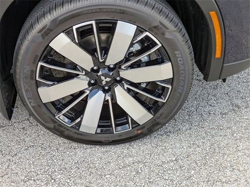 New 2025 Mitsubishi Outlander SE image 11