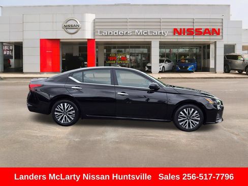 Used 2024 Nissan Altima 2.5 SV FWD image 2