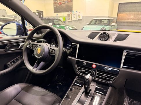 Used 2022 Porsche Macan w/ Premium Package image 30