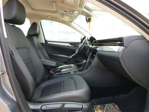 Used 2022 Volkswagen Passat 2.0T SE FWD image 8