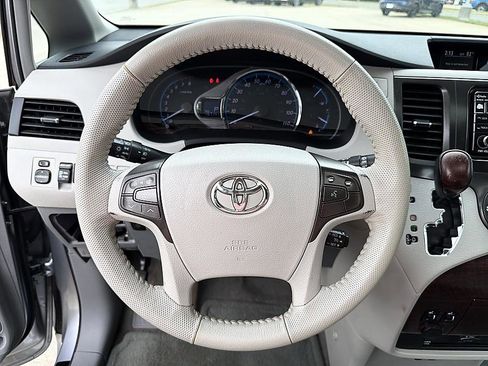 Used 2013 Toyota Sienna XLE w/ Entertainment Pkg FWD image 13