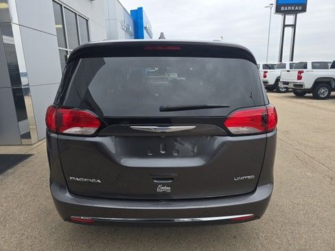 Used 2017 Chrysler Pacifica Limited w/ UConnect Theater Package image 4