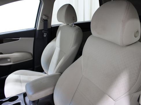 Used 2018 Kia Sorento FWD image 4