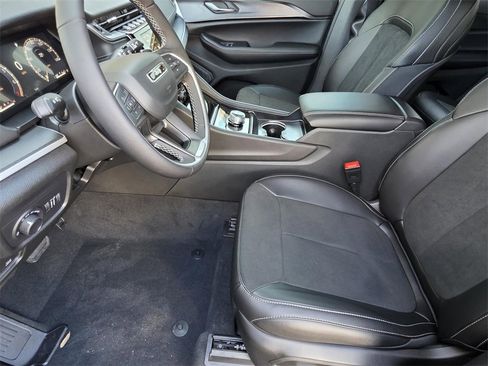 New 2025 Jeep Grand Cherokee Altitude image 6
