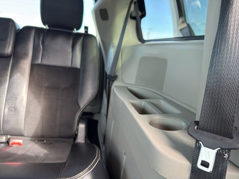 Used 2017 Dodge Grand Caravan SXT image 31