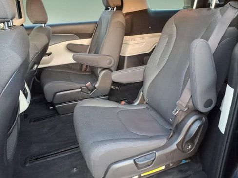 Used 2023 Kia Carnival LX image 12