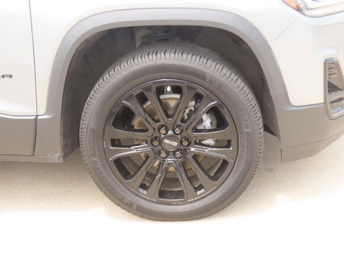 Used 2023 GMC Acadia SLE w/ Driver Convenience Package FWD image 9