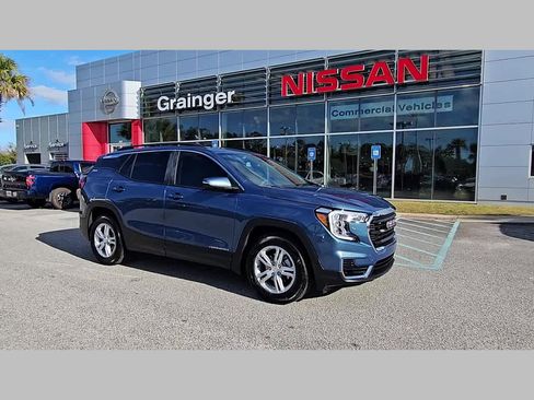 Used 2024 GMC Terrain SLE w/ Driver Convenience Package image 17