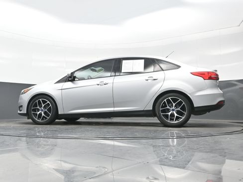 Used 2018 Ford Focus SE w/ SE Appearance Package FWD image 25