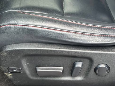 Used 2019 Toyota Highlander SE w/ Nightshade Edition FWD image 9