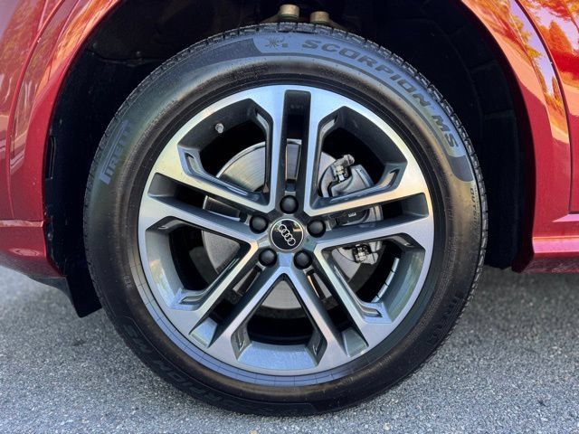 Certified 2025 Audi Q5 Premium w/ 19" Wheel Package AWD/4WD image 8