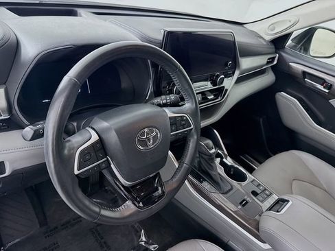 Used 2023 Toyota Highlander Platinum FWD image 9