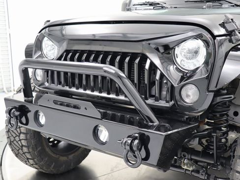 Used 2018 Jeep Wrangler Unlimited Sahara image 9