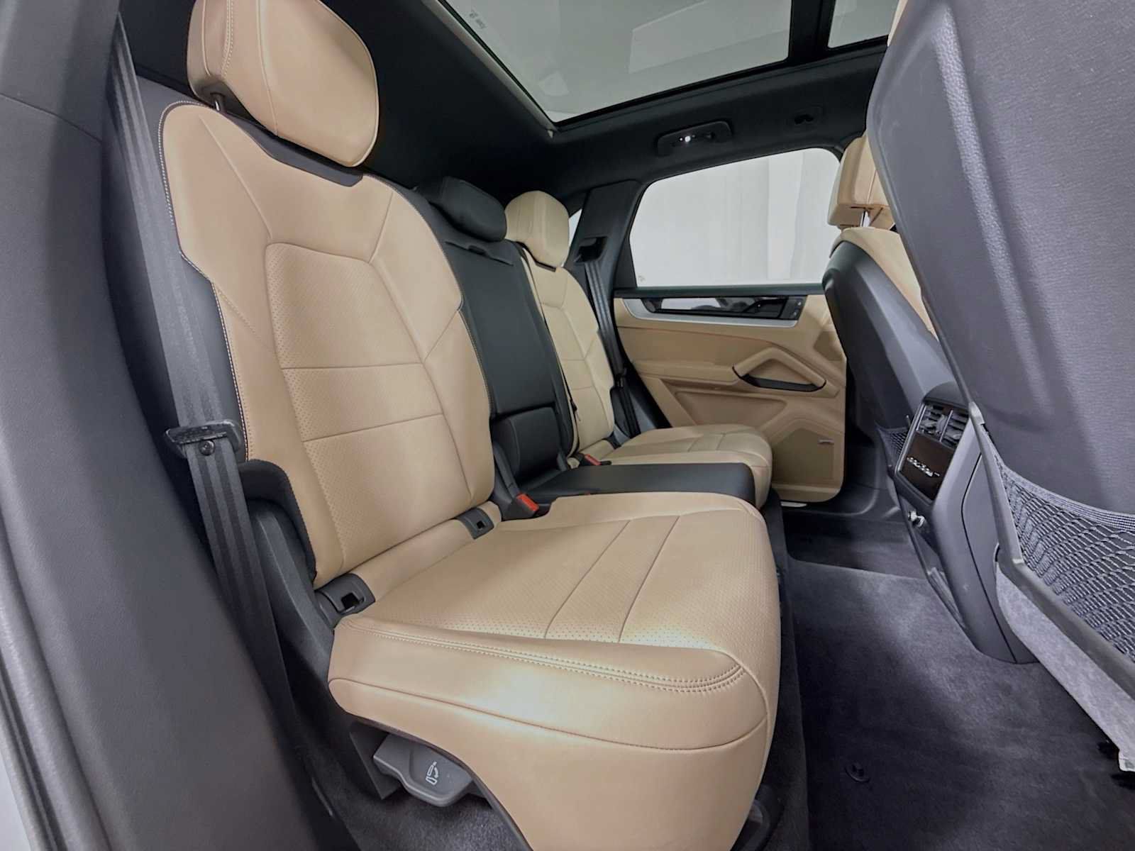 Certified 2025 Porsche Cayenne AWD/4WD image 28