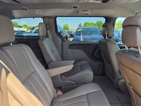 Used 2012 Chrysler Town & Country Touring-L w/ Entertainment Group #2 FWD image 27