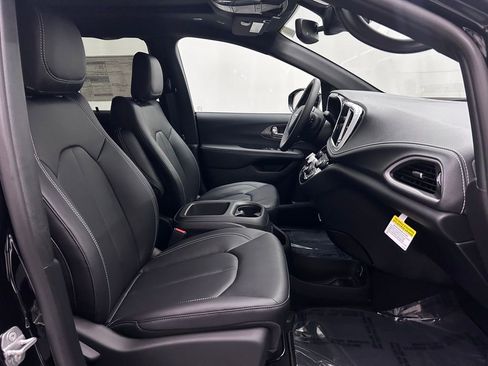 New 2026 Chrysler Pacifica Select AWD/4WD image 18