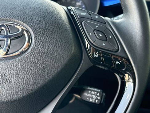 Used 2020 Toyota C-HR XLE FWD image 17