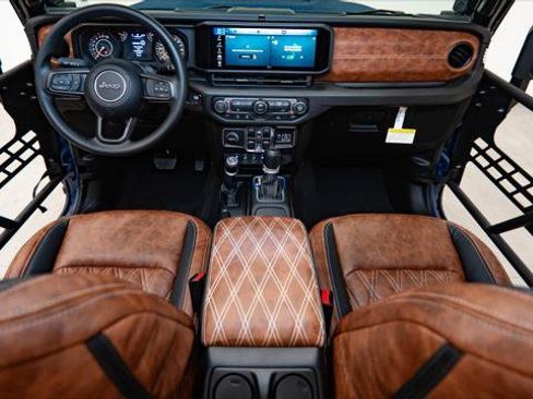 Used 2025 Jeep Gladiator Sport image 2