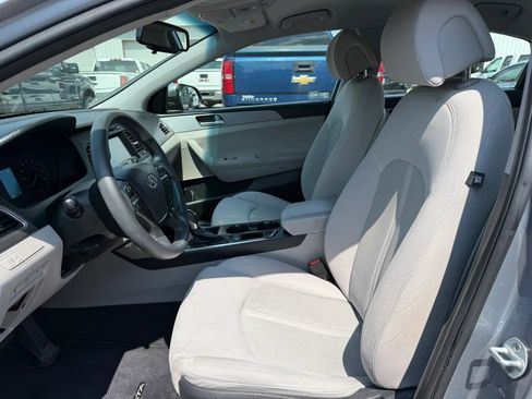 Used 2017 Hyundai Sonata SE FWD image 2