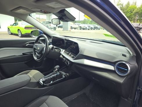 Used 2024 Chevrolet Trax LT w/ Driver Confidence Package FWD image 12