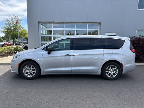 Used 2024 Chrysler Pacifica Touring-L FWD image 2