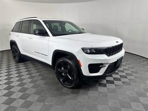 Used 2023 Jeep Grand Cherokee Altitude image 12