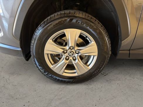 Used 2022 Toyota RAV4 XLE AWD/4WD image 14