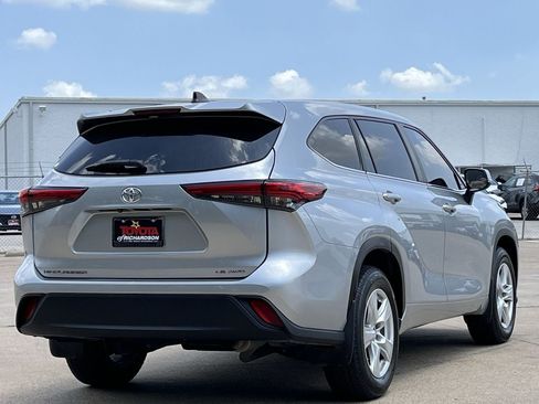 Used 2023 Toyota Highlander LE AWD/4WD image 4