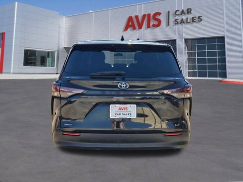 Used 2025 Toyota Sienna LE image 9