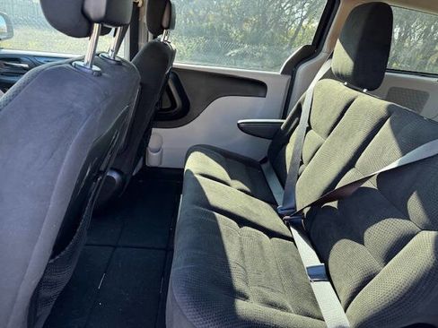 Used 2016 Dodge Grand Caravan American Value Package w/ UConnect Hands-Free Group image 33