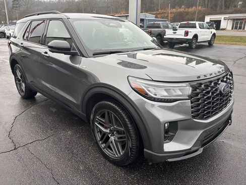 Used 2025 Ford Explorer ST-Line w/ ST-Line Street Pack image 4
