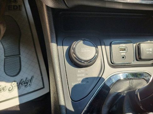 Used 2019 Jeep Cherokee Limited image 12