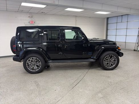 Certified 2022 Jeep Wrangler Unlimited Sahara AWD/4WD image 4