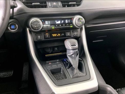 Used 2021 Toyota RAV4 XLE Premium image 9