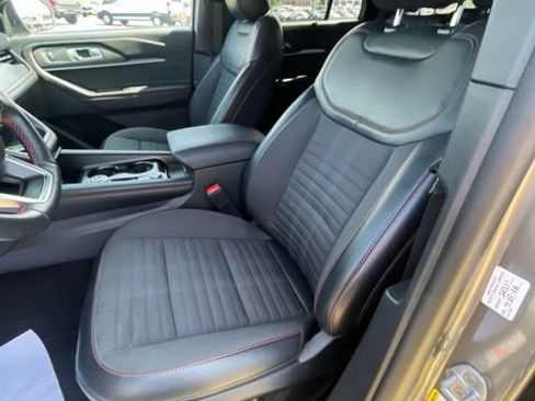Used 2025 Ford Explorer ST-Line w/ ST-Line Street Pack AWD/4WD image 15