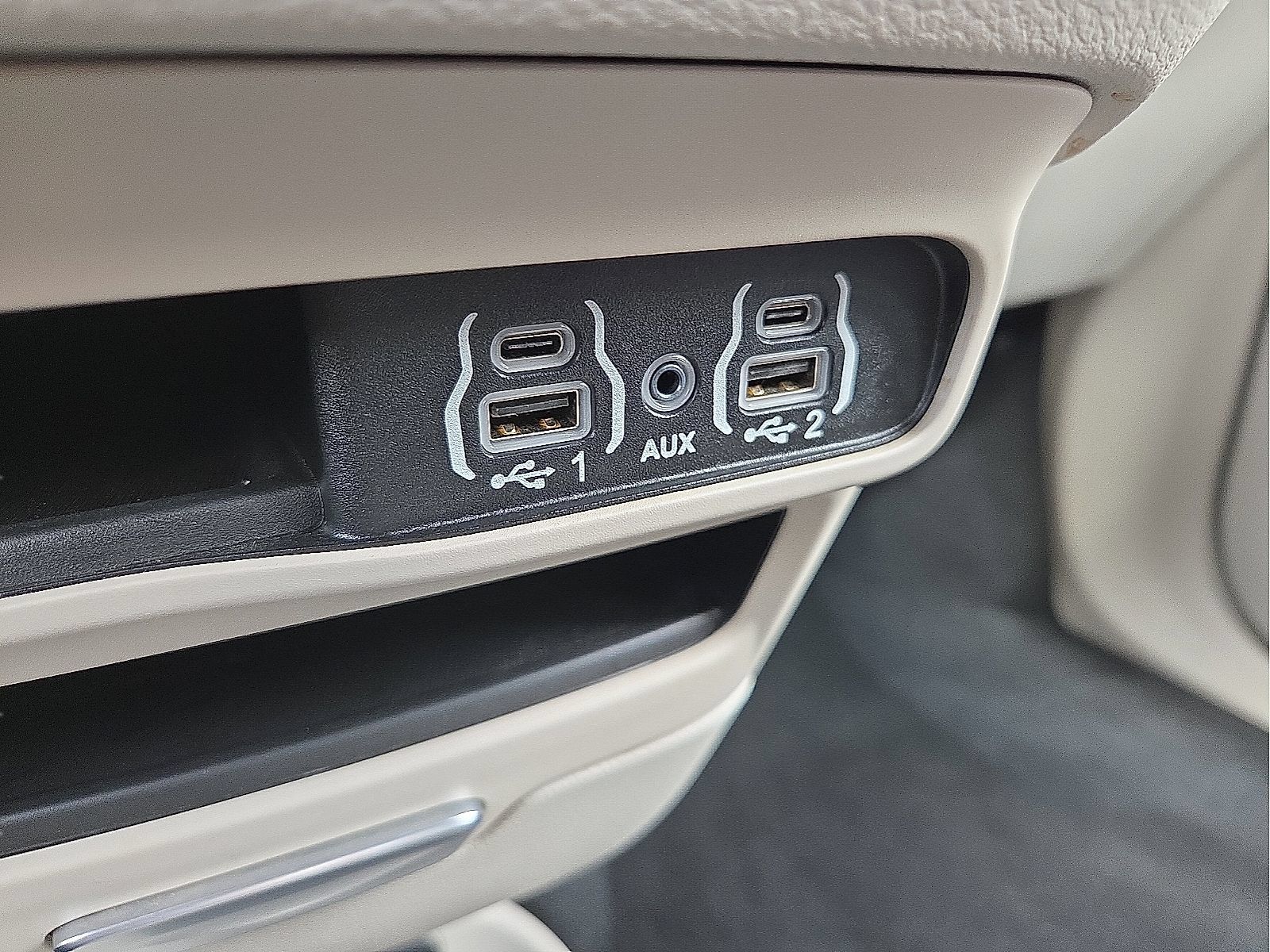 Used 2023 Chrysler Pacifica Touring-L FWD image 21